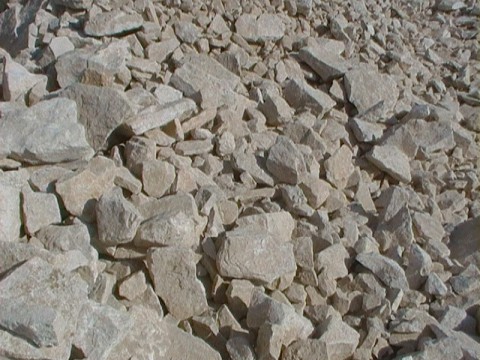 Calcaire clair sous forme de blocs non gélif.